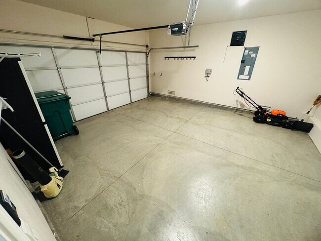 Building Photo - FOR LEASE- ONE LEVEL, SINGL-FAMILY HOME IN...