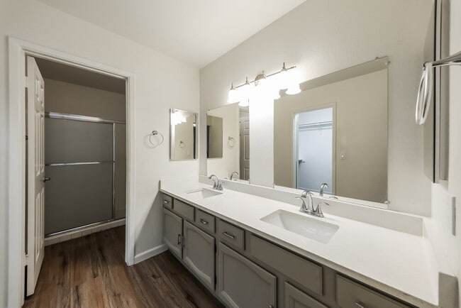 Building Photo - 6630 W Poinsettia Dr