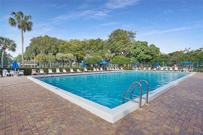 Building Photo - 102 Gardens Dr