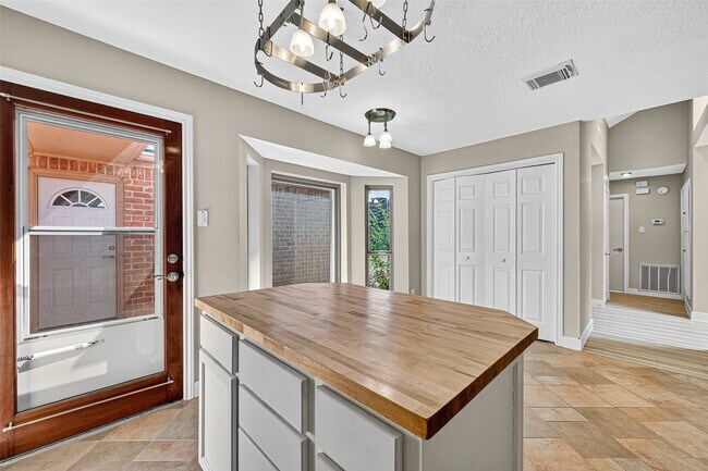 Building Photo - 2026 Ashford Hollow Ln