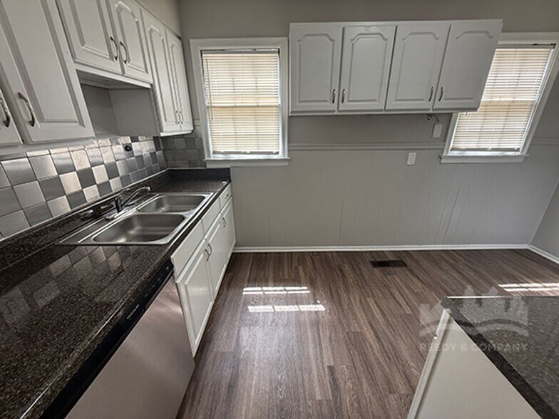 Building Photo - Your Perfect Home: Renovated 3 Bed, 1 Bath!