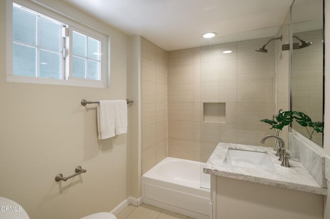 Building Photo - 1721 La Loma Rd