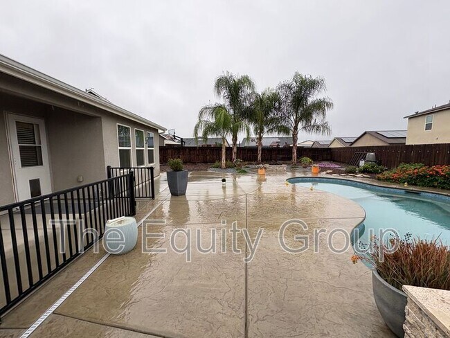 Building Photo - 4201 W Wren Ave