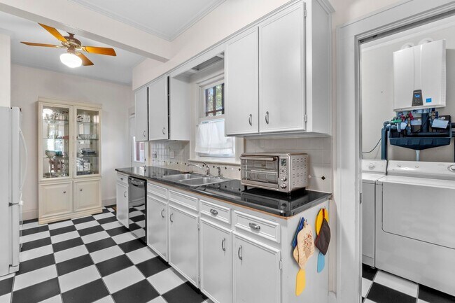 Building Photo - 205 W 32nd St