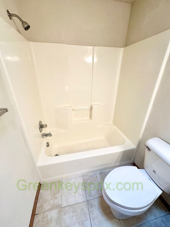 Building Photo - Awesome 3-bedroom, 2.5-bathroom house in North Portland Near Trenton Park - $200 Off First Month!