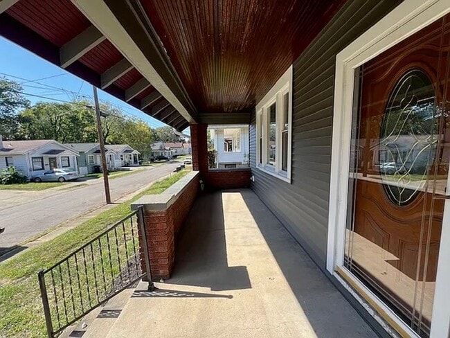 Building Photo - 2 Bedroom 1.5 Bath for rent in College Hill!
