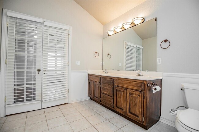 Building Photo - 2803 Foxwood Dr