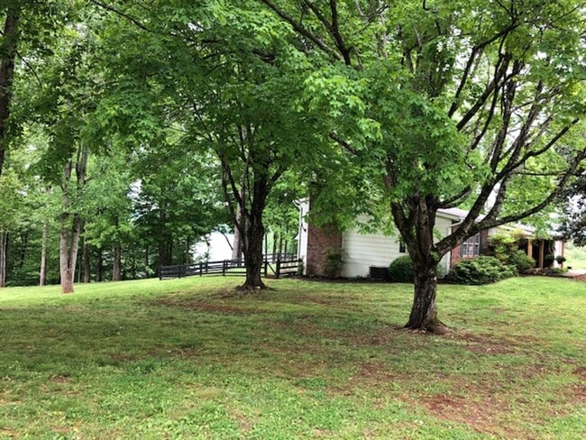 Building Photo - 3BR/3BA View of Melton Hill Lake in private community