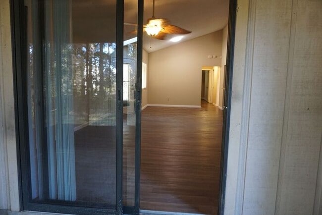 Building Photo - 3/2 Single Story Duplex with Garage