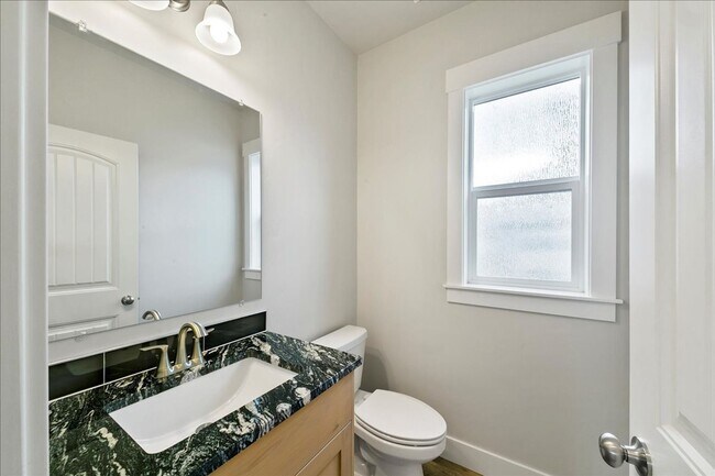 Building Photo - Spacious 3 Bed, 2.5 Bath Rental in Homedal...