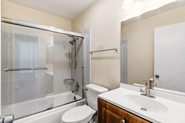 Building Photo - Union City 4-Bed, 2-Bath w/ 2-Car Garage & Vaulted Ceilings