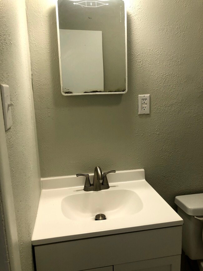 Building Photo - 611 McEwen St