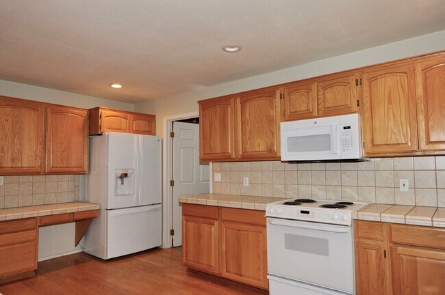 Building Photo - Best Hill Meadows Community- 3 bed 2 bath ...