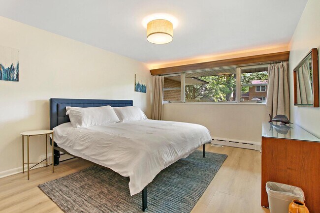 Building Photo - 435 Lynn Terrace
