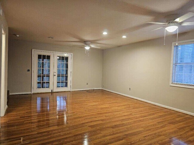 Building Photo - CHARMING 2 BEDROOM TOWNHOME-1/2 MILE FROM CLEMSON CAMPUS!