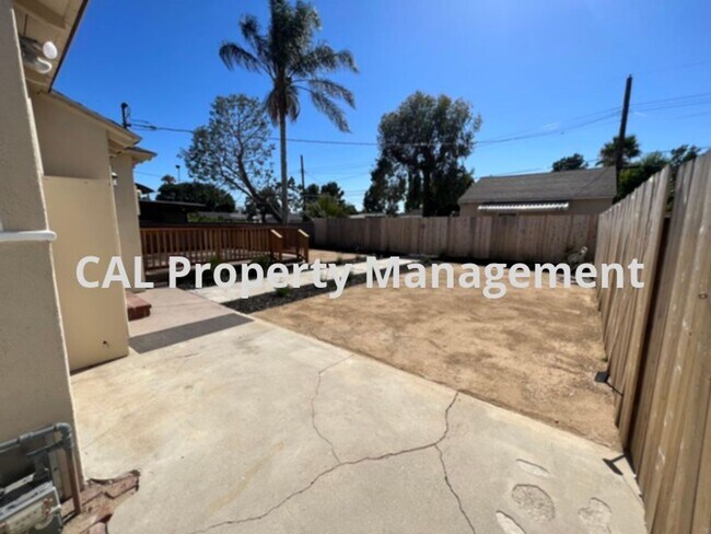 Building Photo - 2125 N Screenland Dr