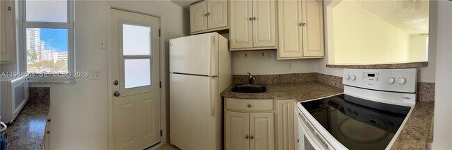 Building Photo - 2855 Leonard Dr