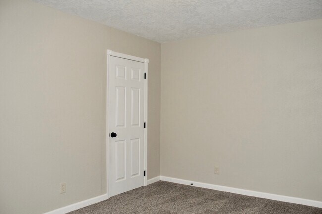 Building Photo - Sanders Beach: 5 bed 2 bath (split level) 4 car garage