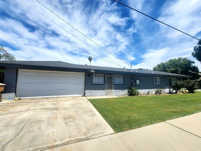 Building Photo - SW-Bakersfield 3 bedrooms 2 baths house