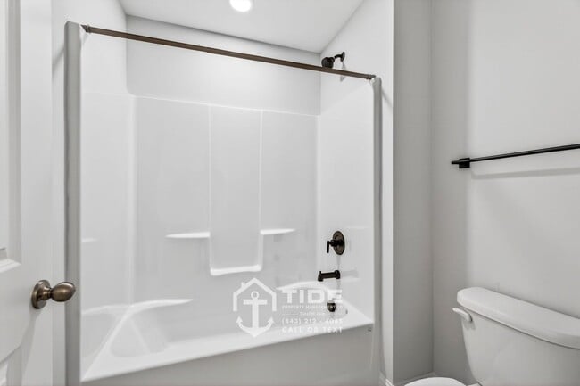 Building Photo - Comfort & Convenience in a Prime Location