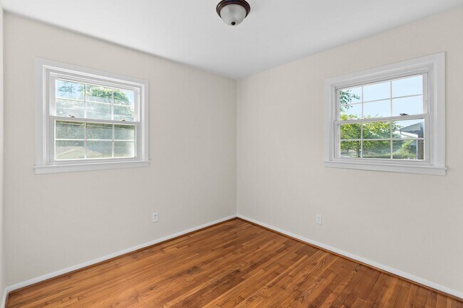 Building Photo - 1317 Pleasant St