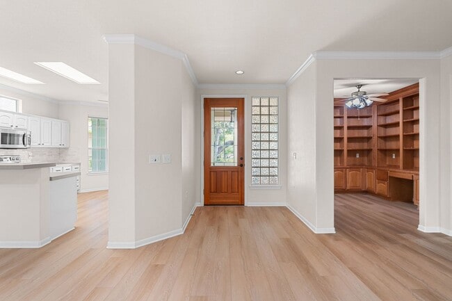 Building Photo - 104 Bronco Cir