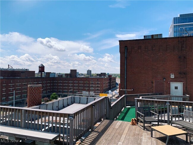 Building Photo - 1133 W 9th St