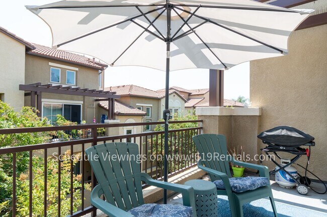 Building Photo - Beautiful 3 Bedroom, 2 Bath Townhouse with 2 car garage