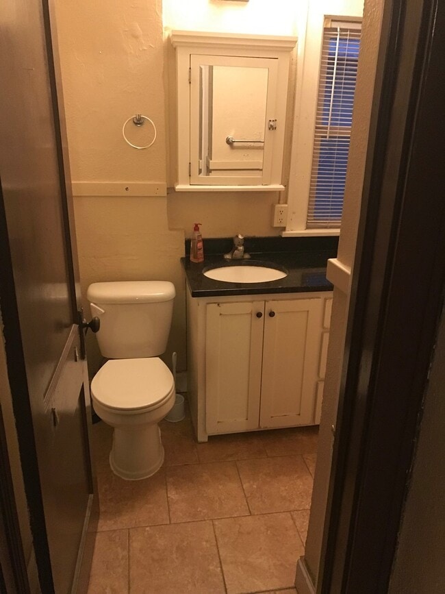 Building Photo - Charming 3 bedroom 1 bath in University/Lexington neighborhood!