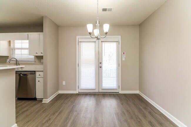 Building Photo - 240 Rosewood Dr