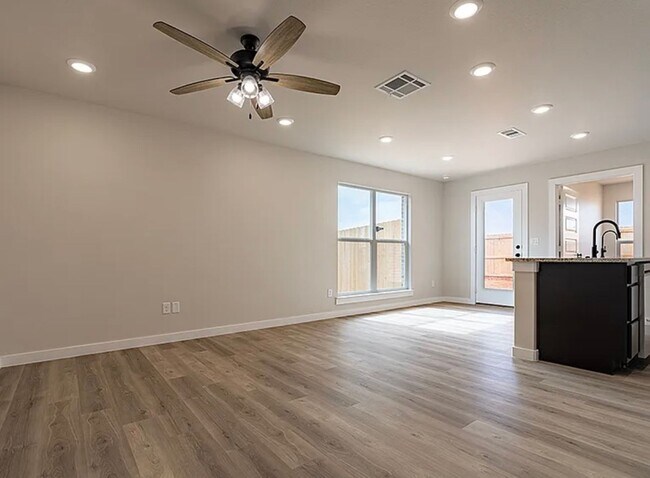 Building Photo - 3 bed 2 bath now available in Frenship west