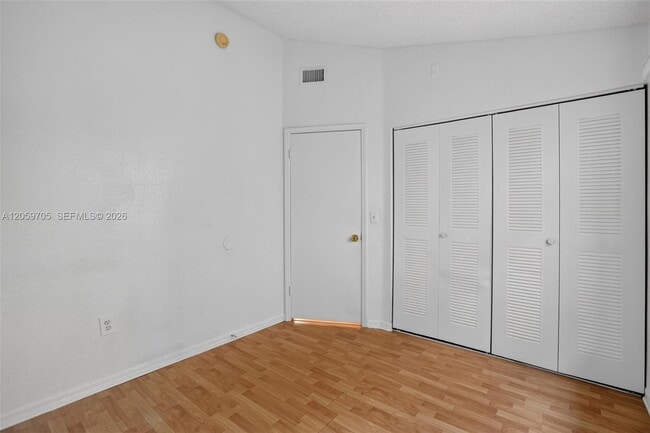 Building Photo - 6225 SW Kendale Lakes Cir