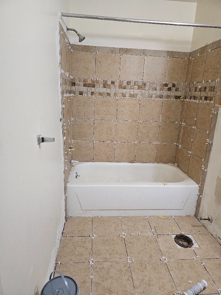 Building Photo - 2483 E Maple Rd