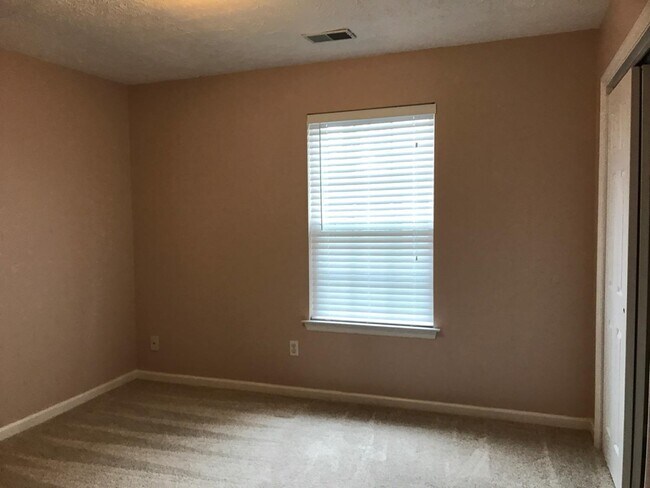 Building Photo - 881 Gerardi Rd