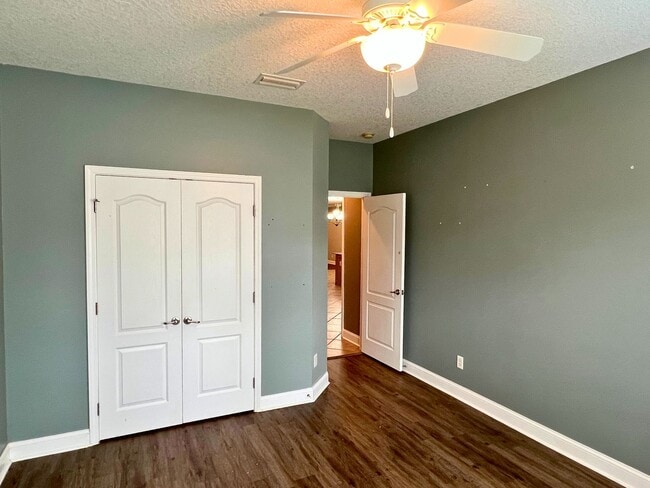 Building Photo - 3/2 in the desirable Laurel Island neighbo...
