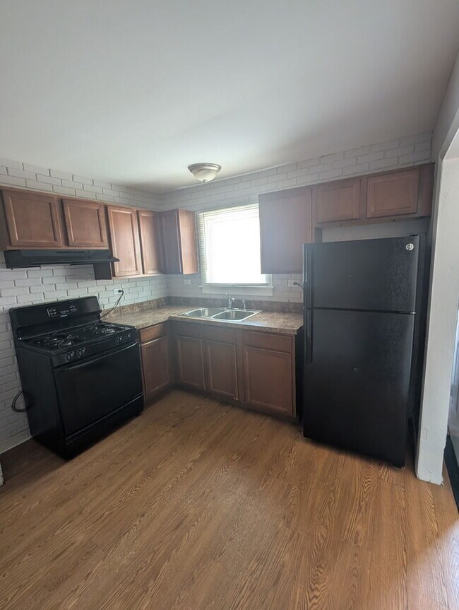 Building Photo - 14738 Blackstone Ave