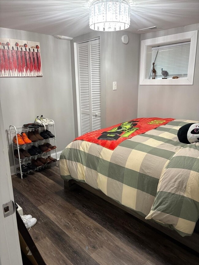 Building Photo - 6541 S Ingleside Ave