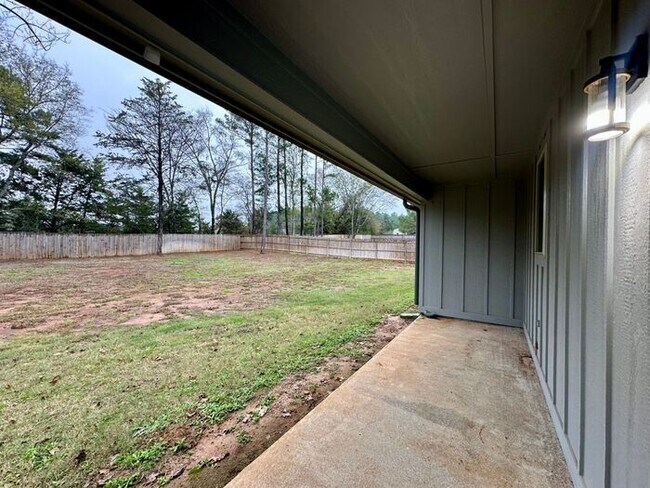 Building Photo - Stunning 3/2/2 on the Outskirts of Lindale!