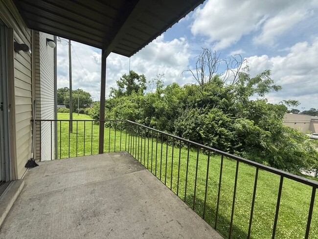 Building Photo - 2 Bedroom Unit was recently renovated. Liv...