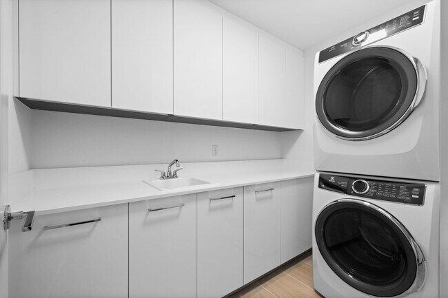 Building Photo - 153 N Seabreeze Blvd