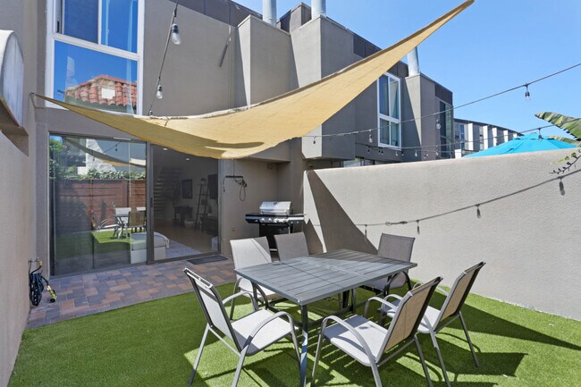 Building Photo - 3054 Rue D’Orleans