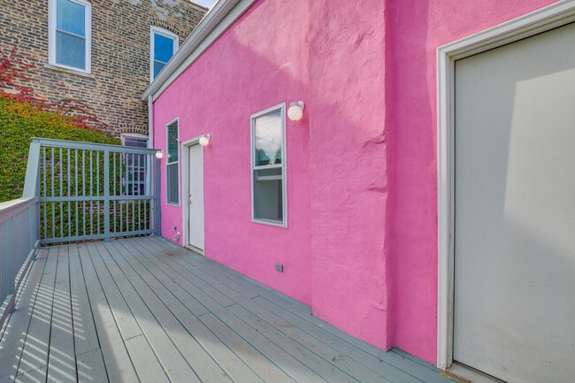 Building Photo - 3247 S Oakley Ave