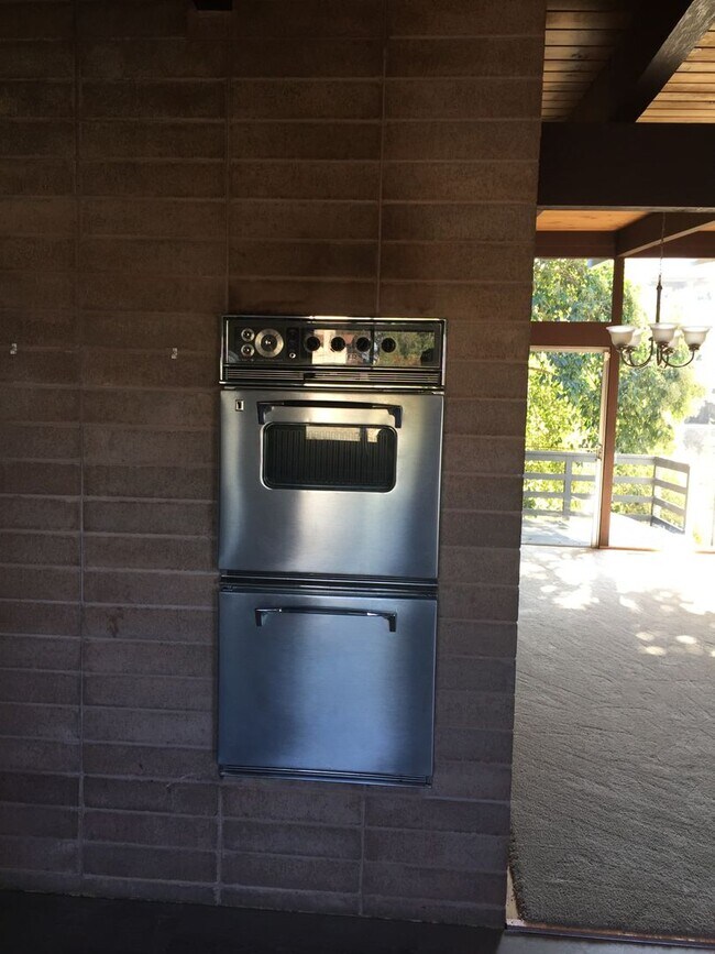 Building Photo - Mid-Century Hayward Home For Rent