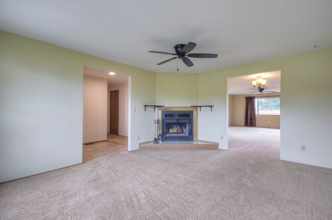 Building Photo - Bright & Spacious Rambler off of Cul-de-Sac