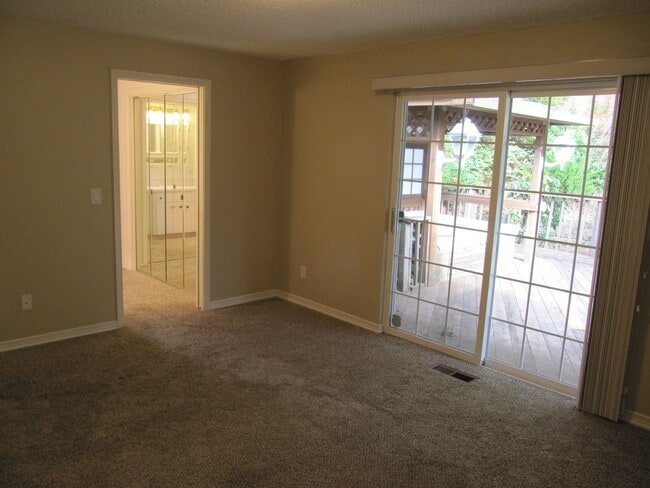 Building Photo - Three Bedroom Home in South Salem