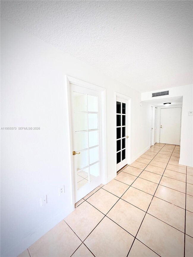 Building Photo - 9310 Fontainebleau Blvd