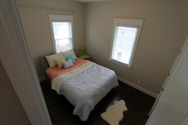 Building Photo - Large 3 bedroom 2.5 bath remodeled home! L...