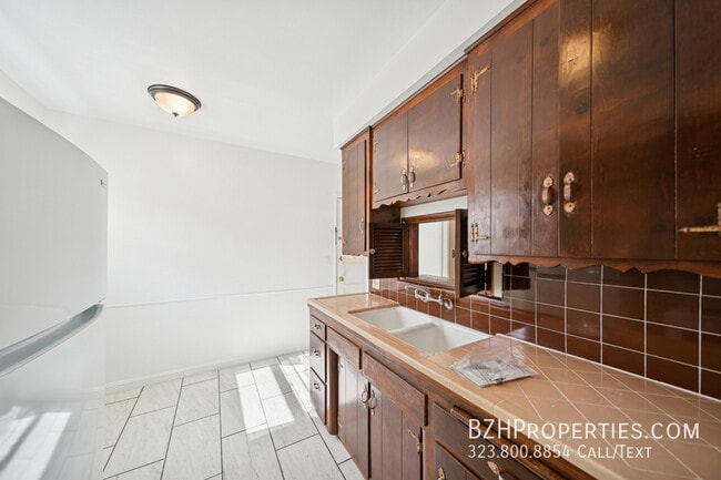 Building Photo - 5319 Vantage Ave