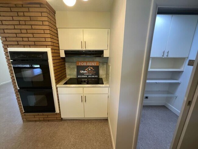 Building Photo - 4 bdrm 3 bth plus a Den/office Home 2 Car ...