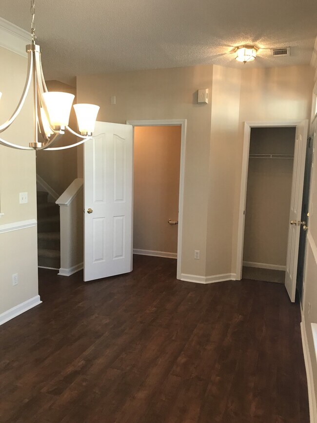 Building Photo - 3 Bedroom  2.5 Bath townhome located at  T...